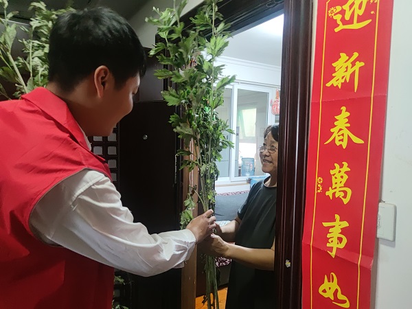 艾葉飄香 濃情端午,三箭物業(yè)開(kāi)展送艾草活動(dòng)